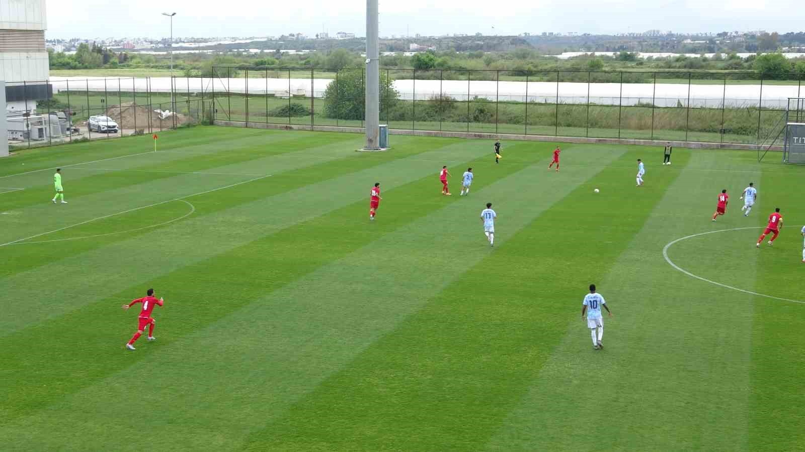 iran a milli futbol takimi kosta rika macina savasta hayatini kaybeden cocuklarin fotografiyla cikti gVFSjVkA