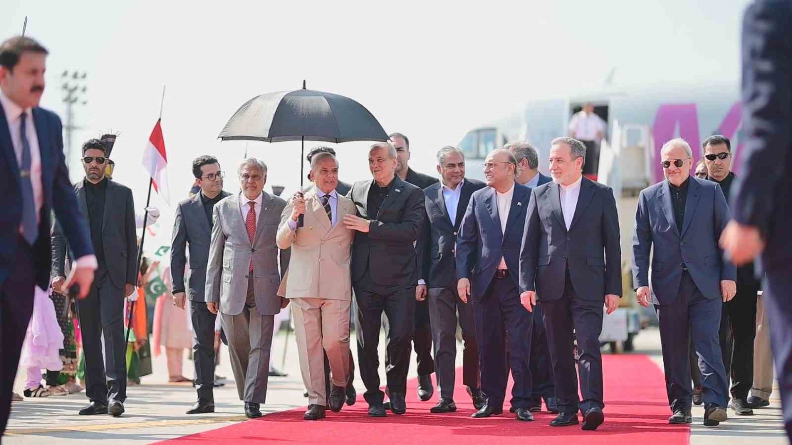 iran cumhurbaskani pezeskiyan pakistanda 5 BkgugJCr