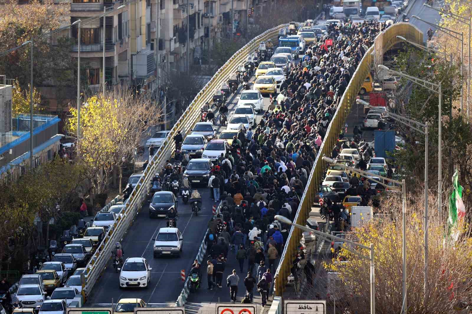 iran cumhurbaskani pezeskiyandan protestolara yonelik ilk aciklama protestocularin talepleri dinlenecek 4 kXe2wuKM