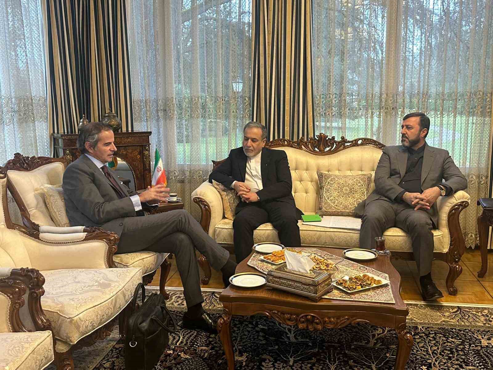 iran disisleri bakani arakci uaea baskani grossi ile gorustu 0 f17dQYcN