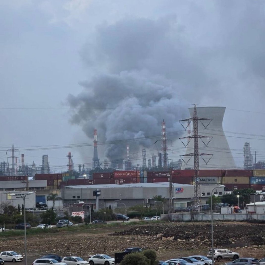 iran israildeki hayfa petrol rafinerisini hedef aldi 0