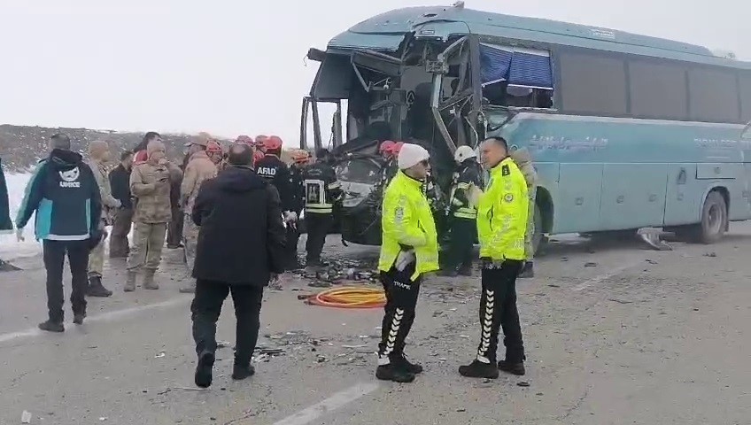 iran plakali yolcu otobusu tira arkadan carpti 1 olu 10 yarali 0