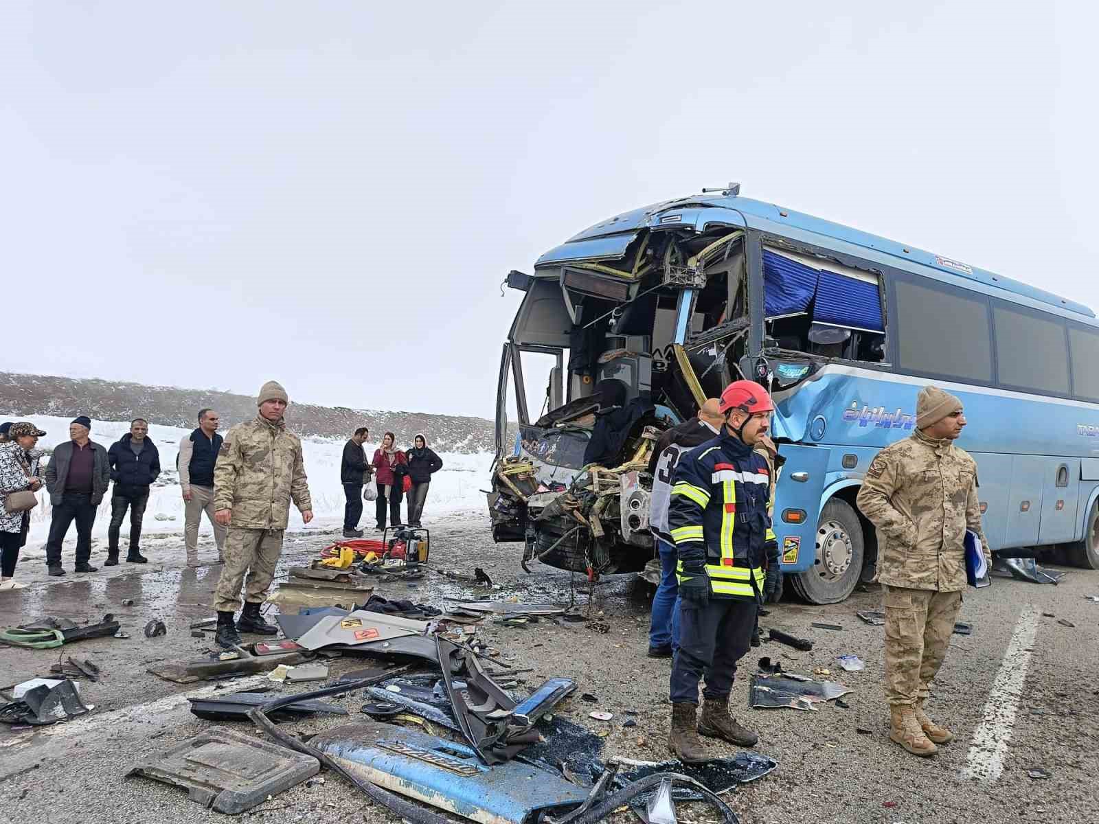 iran plakali yolcu otobusu tira arkadan carpti 1 olu 10 yarali 2 lie8jyWe
