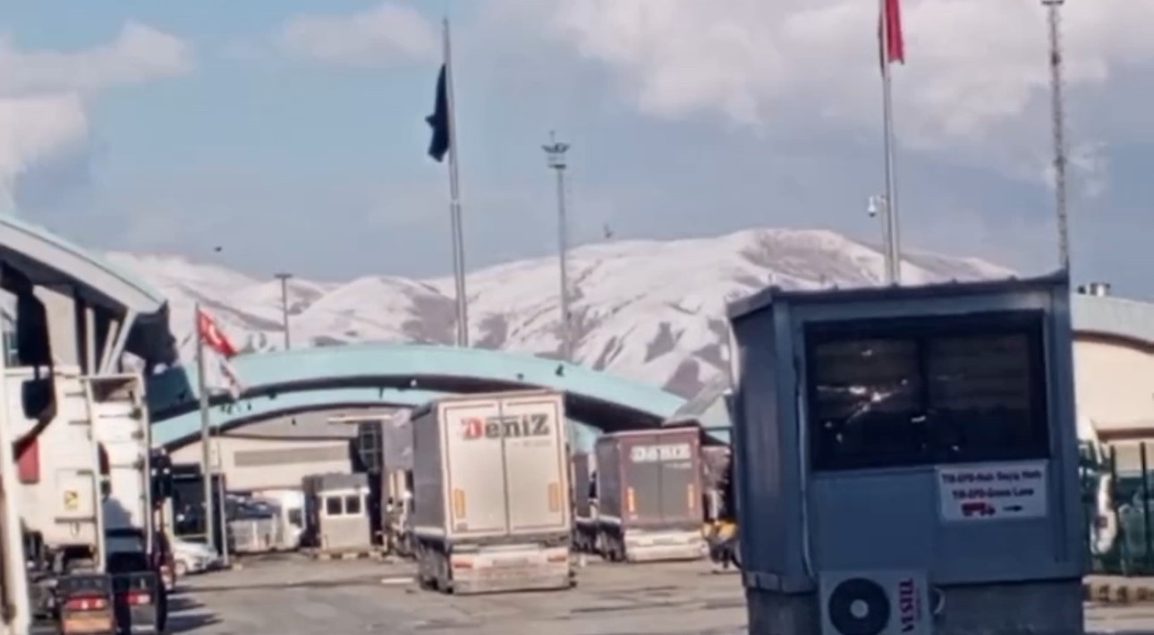 iran sinirindaki esendere sinir kapisinda gecislere kisitlama getirildi 2 7BsUd2fE