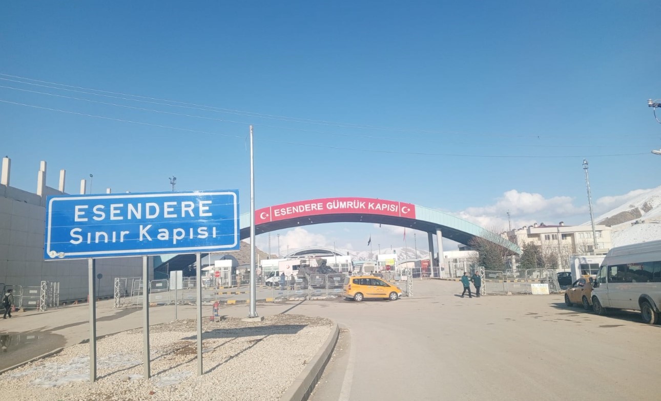 iran sinirindaki esendere sinir kapisinda gecislere kisitlama getirildi 3 rSR7Al7a