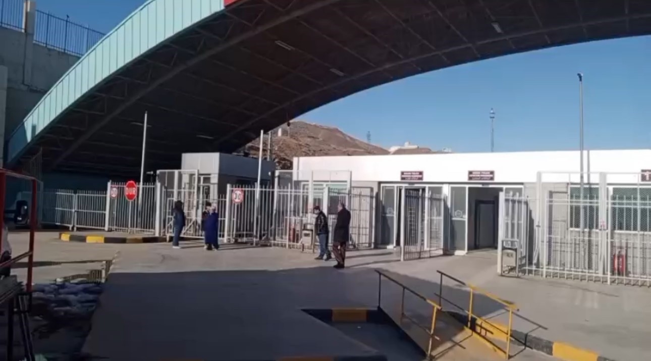 iran sinirindaki esendere sinir kapisinda gecislere kisitlama getirildi 6 VMmRqCWa