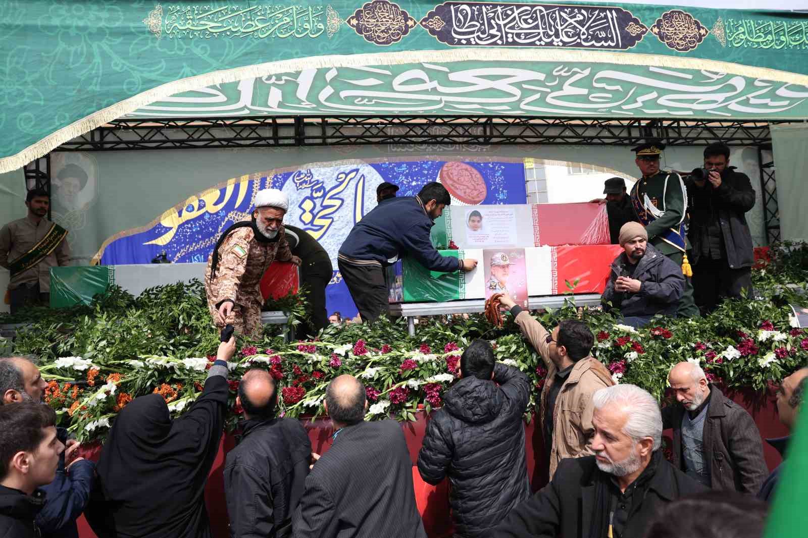 İran’da ABD-İsrail saldırılarında hayatını kaybeden üst düzey askeri yetkililer için cenaze töreni 14 iranda abd israil saldirilarinda hayatini kaybeden ust duzey askeri yetkililer icin cenaze toreni 10 JmwL6pEn