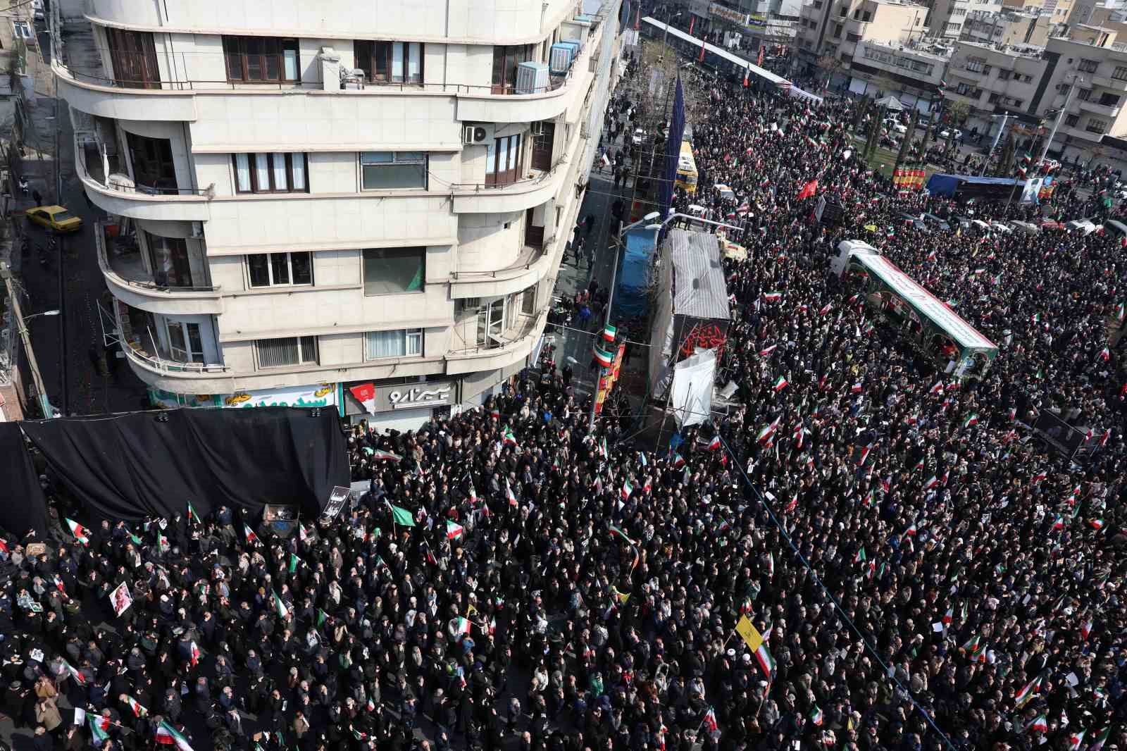 İran’da ABD-İsrail saldırılarında hayatını kaybeden üst düzey askeri yetkililer için cenaze töreni 6 iranda abd israil saldirilarinda hayatini kaybeden ust duzey askeri yetkililer icin cenaze toreni 2 f5OSIvLi
