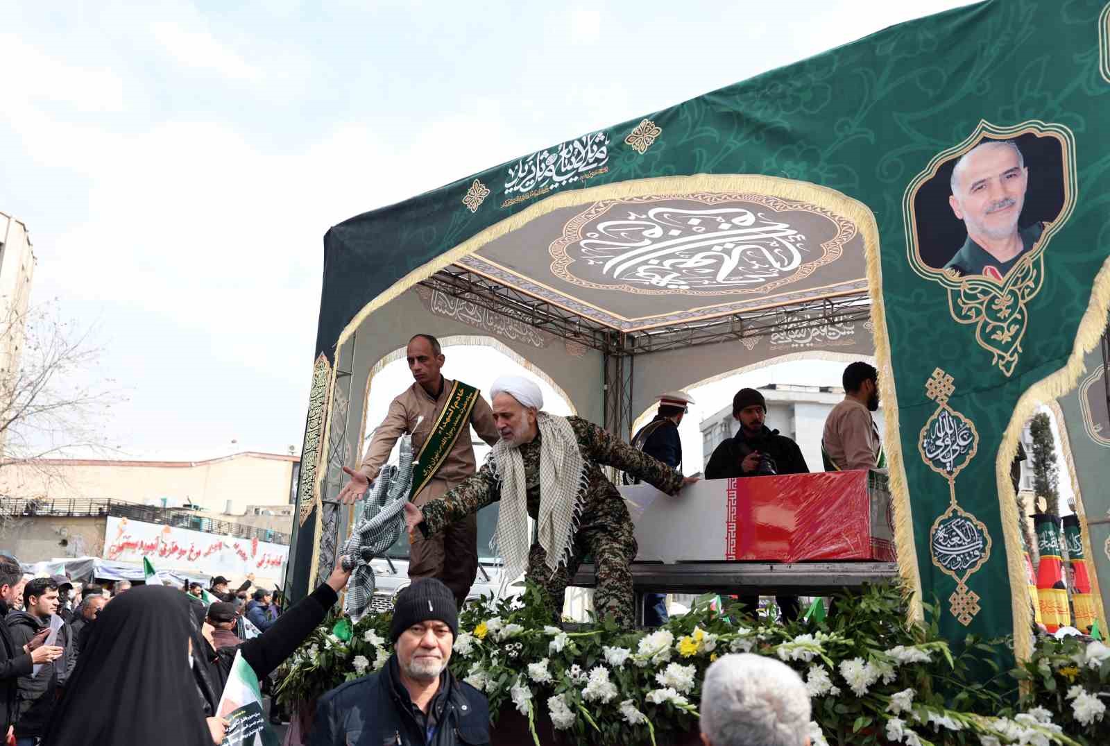 İran’da ABD-İsrail saldırılarında hayatını kaybeden üst düzey askeri yetkililer için cenaze töreni 13 iranda abd israil saldirilarinda hayatini kaybeden ust duzey askeri yetkililer icin cenaze toreni 9