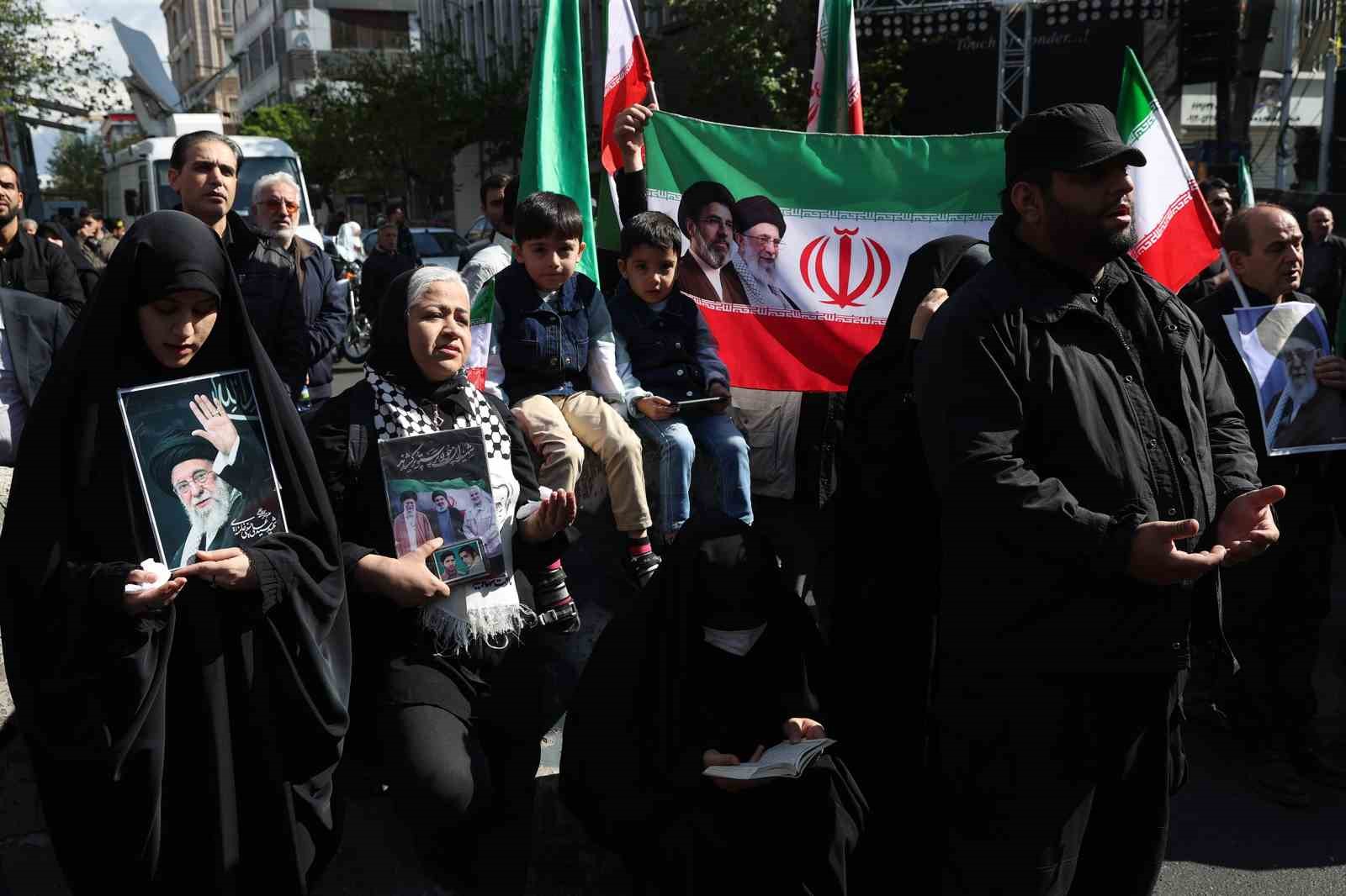 iranda eski dini lider hamaney olumunun 40inci gununde anildi 30