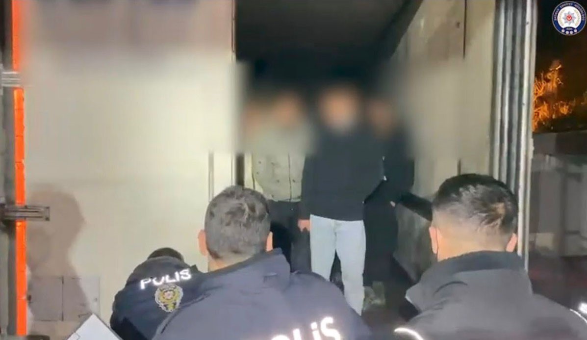 İran’dan gelen 25 göçmen tır dorsesinde yakalandı, sürücü tutuklandı 4 irandan gelen 25 gocmen tir dorsesinde yakalandi surucu tutuklandi 0 cHrgZjGS