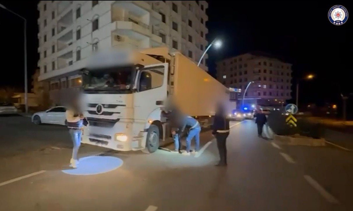 İran’dan gelen 25 göçmen tır dorsesinde yakalandı, sürücü tutuklandı 5 irandan gelen 25 gocmen tir dorsesinde yakalandi surucu tutuklandi 1 mNTkWUmC