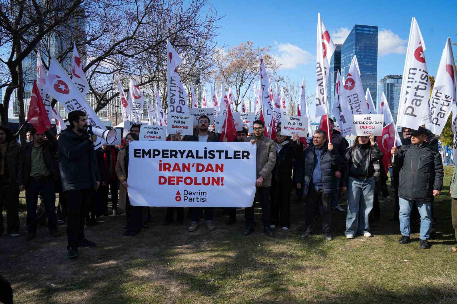 iranin ankara buyukelciliginde bayraklar yariya indi 4 tMqAklRb