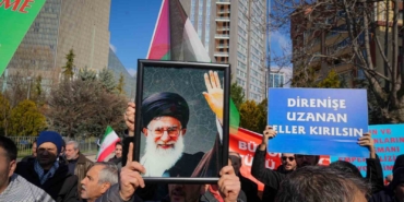 iranin-ankara-buyukelciliginde-bayraklar-yariya-indi-fAbhmlfC.jpg