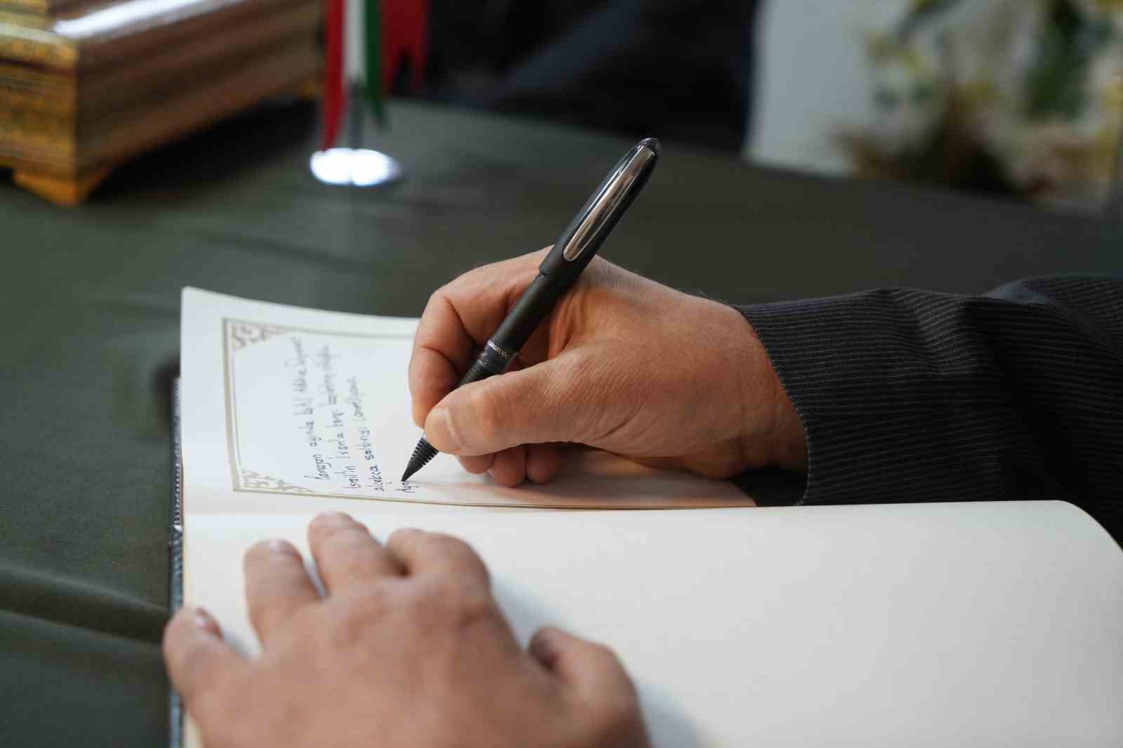 iranin erzurum baskonsolosugunda taziye defteri acildi 5 96mnGRV1