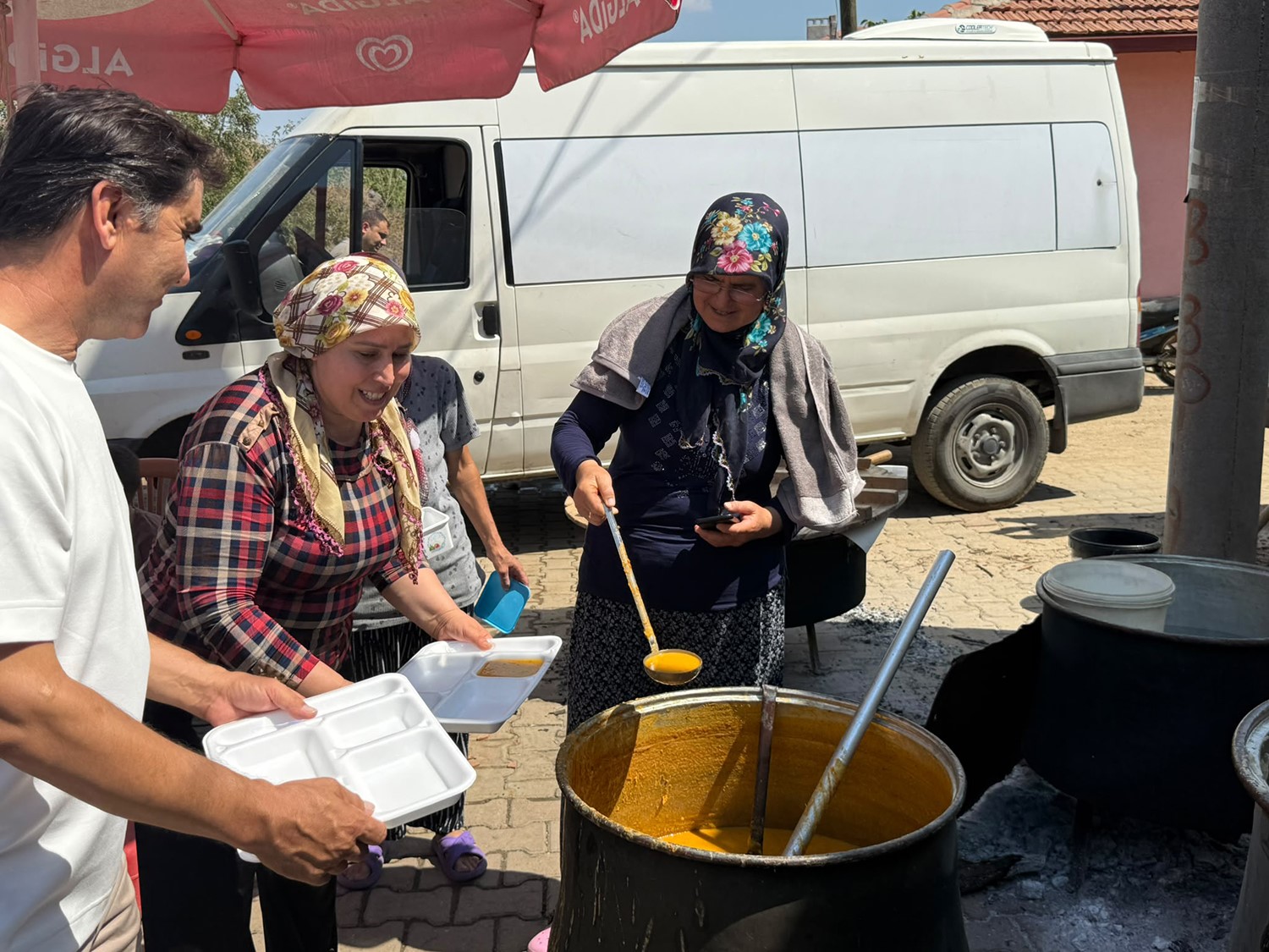 Irmak öğretmen memleketi Kula’da dualarla anıldı 7 irmak ogretmen memleketi kulada dualarla anildi 3 24F6Vrr2