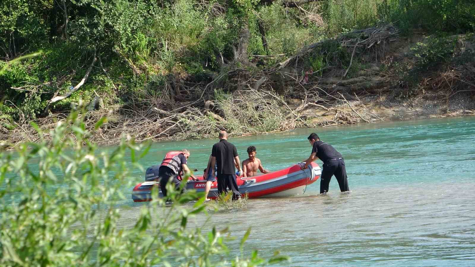irmak ortasindaki adacikta mahsur kalan 4 kisi ekipler tarafindan kurtarildi 1 qvE1tg2n
