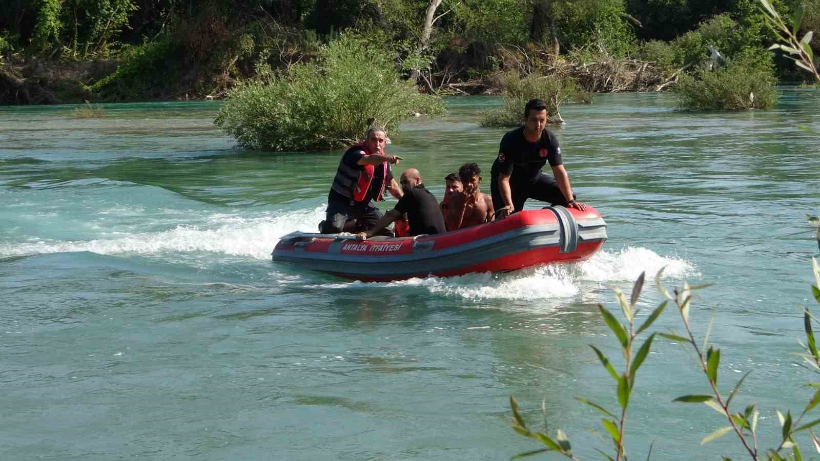 irmak ortasindaki adacikta mahsur kalan 4 kisi ekipler tarafindan kurtarildi 2 JC4rSJd6