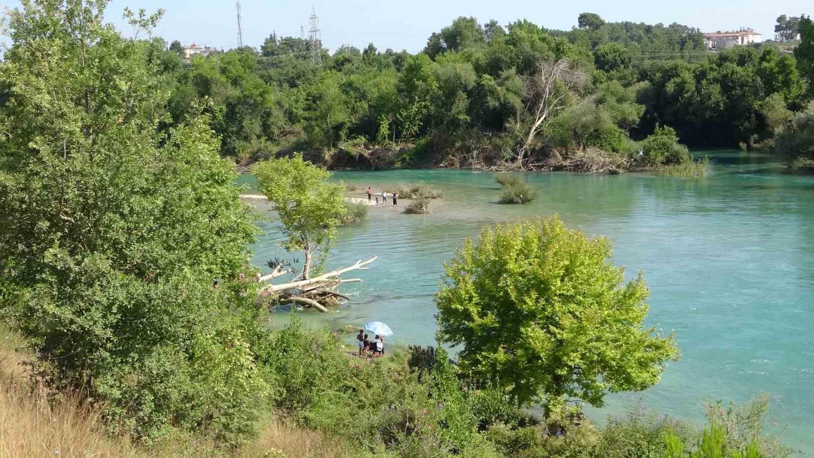 irmak ortasindaki adacikta mahsur kalan 4 kisi ekipler tarafindan kurtarildi 3 l1BmOhgH