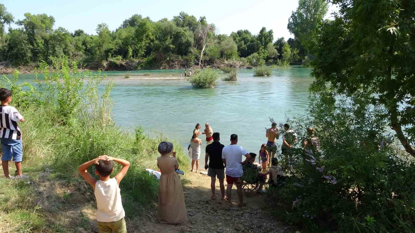irmak ortasindaki adacikta mahsur kalan 4 kisi ekipler tarafindan kurtarildi 4 LppEGWlP