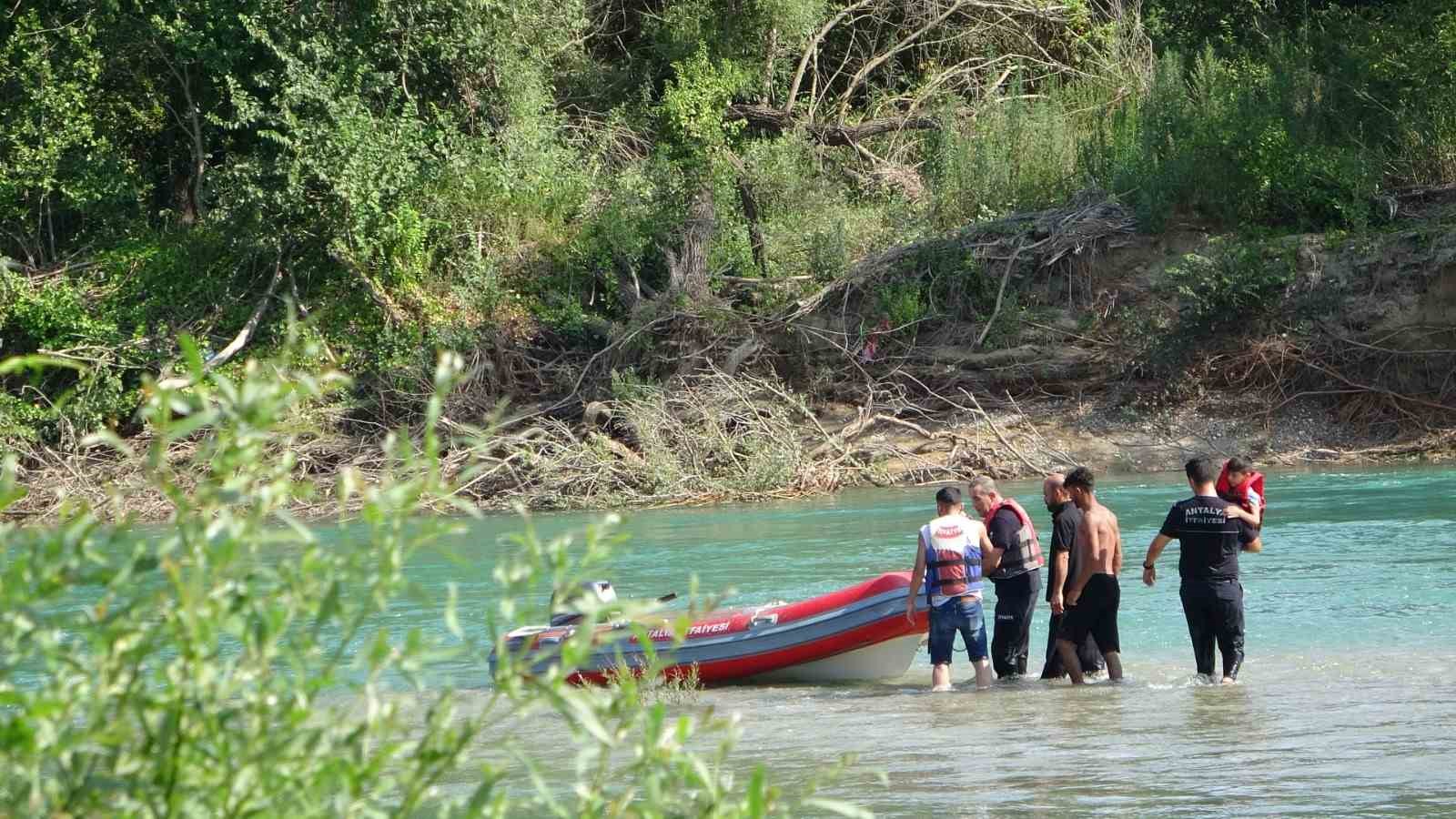 irmak ortasindaki adacikta mahsur kalan 4 kisi ekipler tarafindan kurtarildi 6 Kyisbk1K