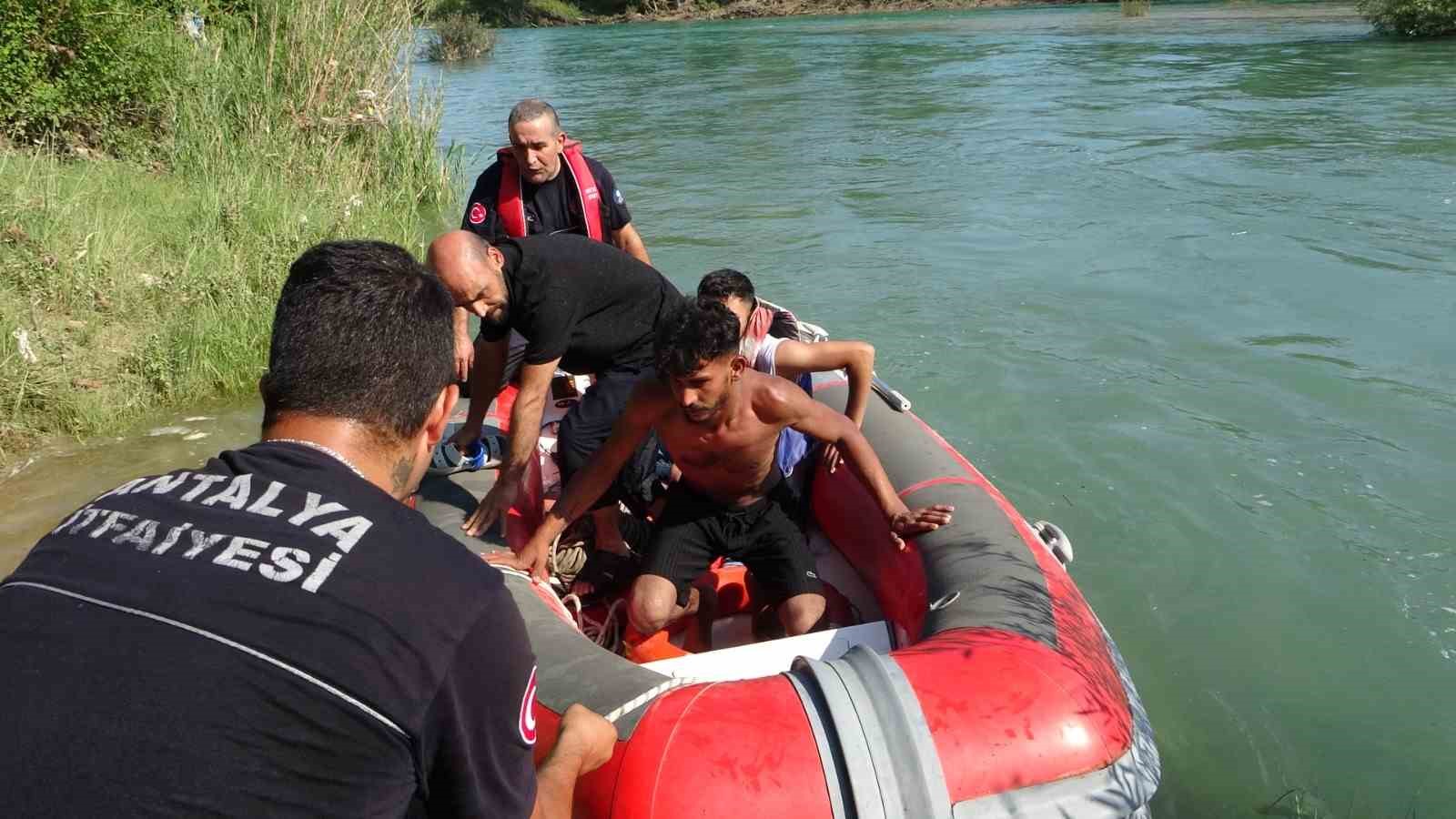 irmak ortasindaki adacikta mahsur kalan 4 kisi ekipler tarafindan kurtarildi 7 EemqMlMg