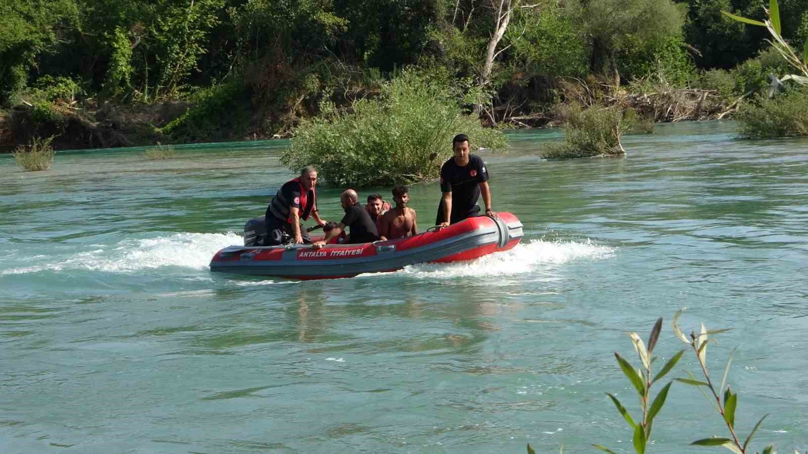 irmak ortasindaki adacikta mahsur kalan 4 kisi ekipler tarafindan kurtarildi 8 p1i9ZnbM