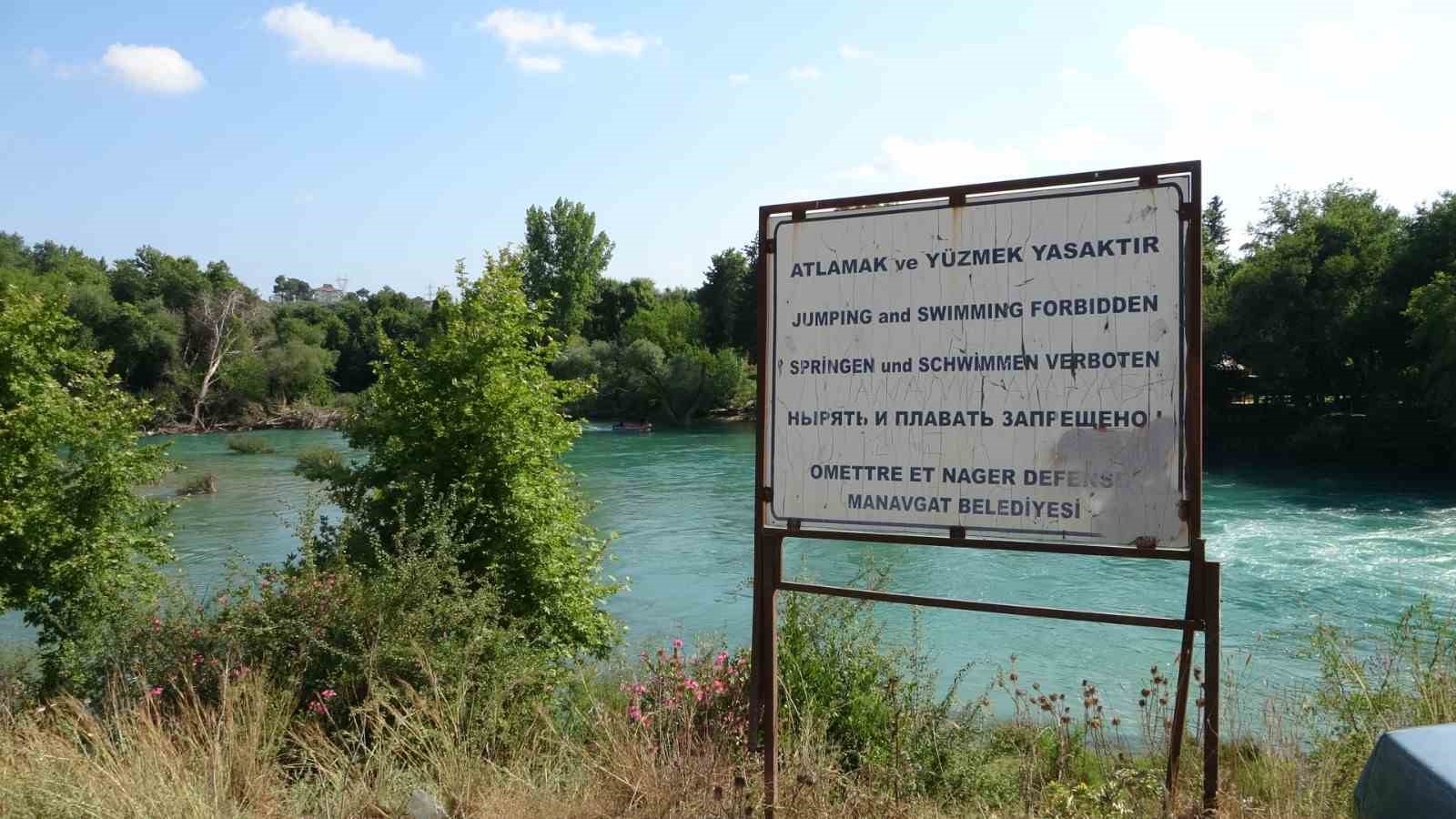 irmak ortasindaki adacikta mahsur kalan 4 kisi ekipler tarafindan kurtarildi 9