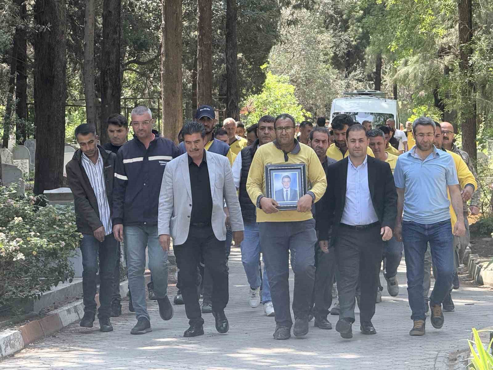 Irmakta ölü bulunan yeni evli genç toprağa verildi: Aileden şüpheli ölüm iddiası 7 irmakta olu bulunan yeni evli genc topraga verildi aileden supheli olum iddiasi 3 JE11XW9F