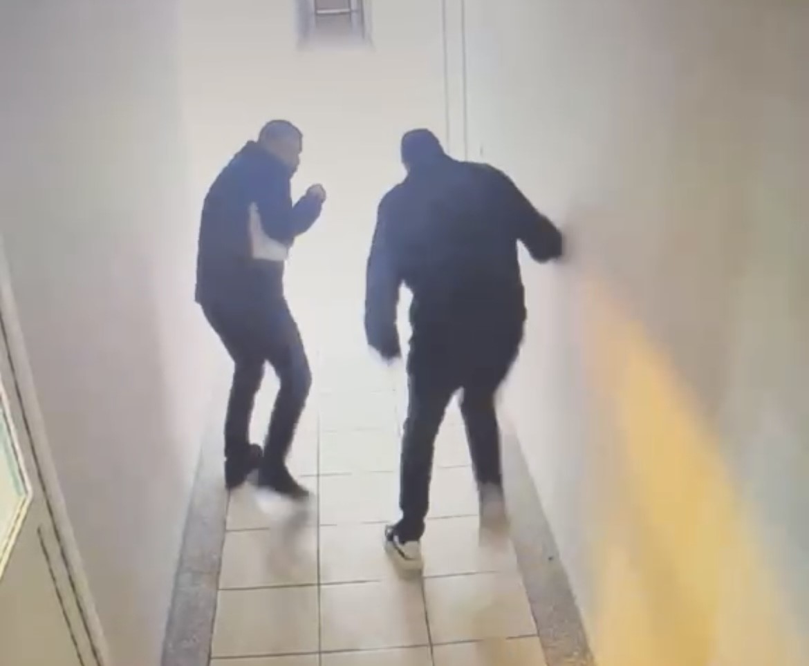 is adami kardeslerin kavgasinda calisan ayagindan vuruldu o anlar kamerada 2