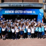 is-bankasi-subeleri-karnelerini-alan-cocuklari-bekliyor-UzaK2N4S.jpg