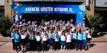 is-bankasi-subeleri-karnelerini-alan-cocuklari-bekliyor-UzaK2N4S.jpg