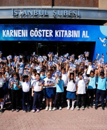 is-bankasi-subeleri-karnelerini-alan-cocuklari-bekliyor-UzaK2N4S.jpg