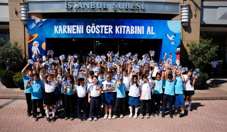 is-bankasi-subeleri-karnelerini-alan-cocuklari-bekliyor-UzaK2N4S.jpg