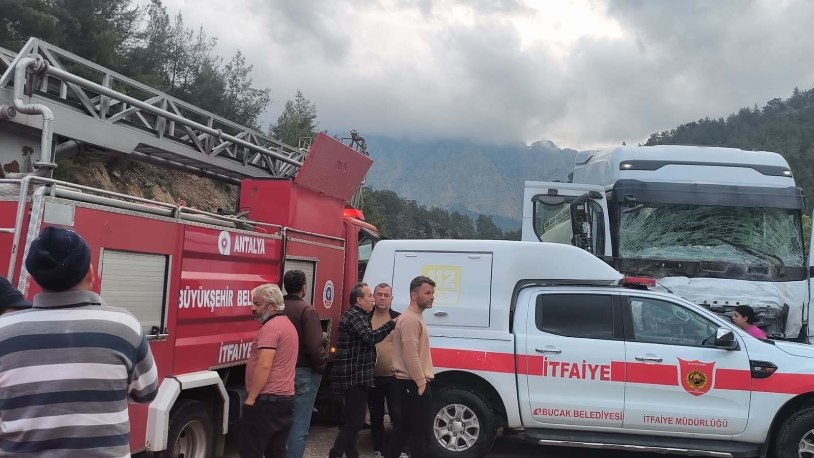 İş dönüşü yaşanan ve 7 kişinin hayatını kaybettiği feci kaza sonrası yol trafiğe açıldı 14 is donusu yasanan ve 7 kisinin hayatini kaybettigi feci kaza sonrasi yol trafige acildi 1Fn5nRkj