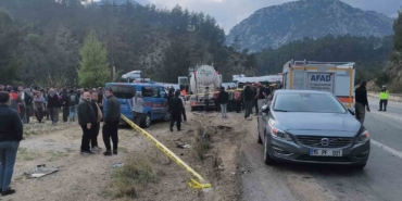 is-donusu-yasanan-ve-7-kisinin-hayatini-kaybettigi-feci-kaza-sonrasi-yol-trafige-acildi-7eCACzdH.jpg