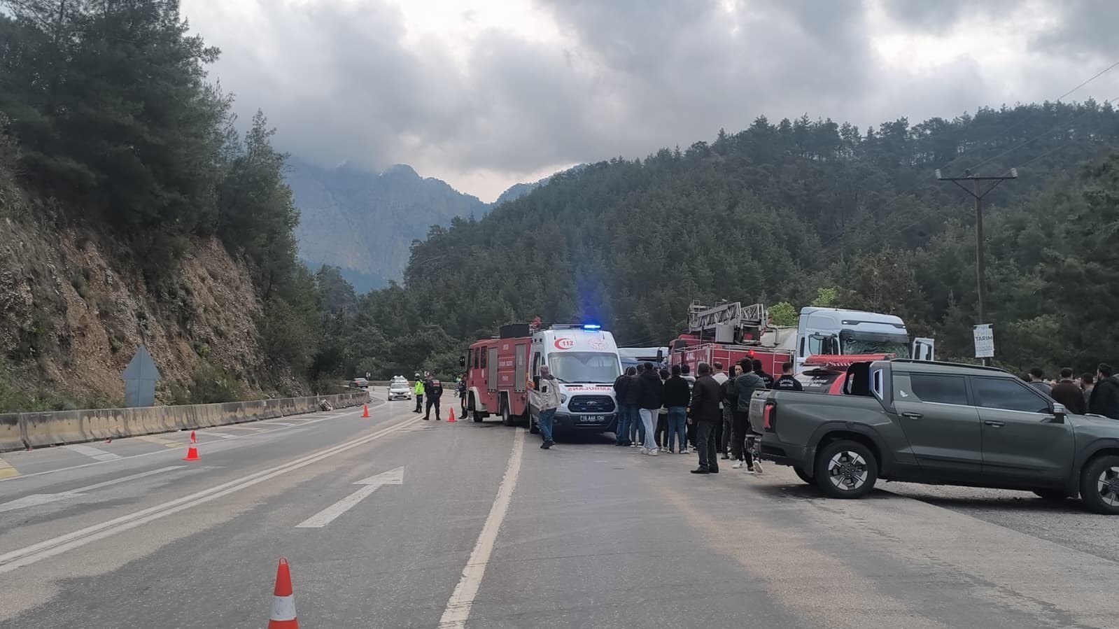 İş dönüşü yaşanan ve 7 kişinin hayatını kaybettiği feci kaza sonrası yol trafiğe açıldı 16 is donusu yasanan ve 7 kisinin hayatini kaybettigi feci kaza sonrasi yol trafige acildi P1cAK36E