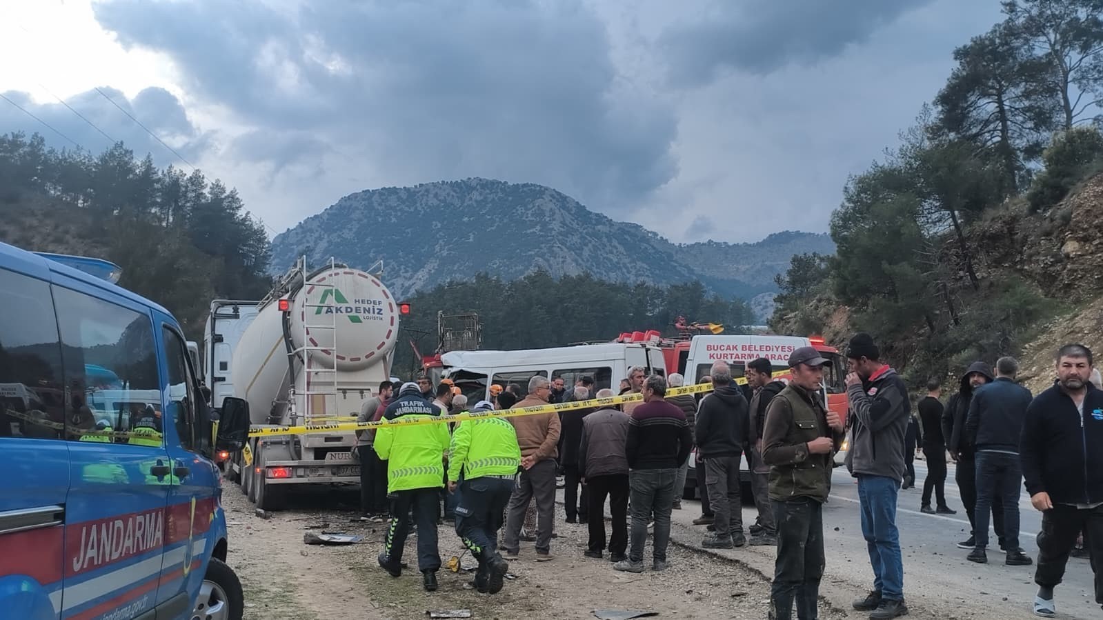 İş dönüşü yaşanan ve 7 kişinin hayatını kaybettiği feci kaza sonrası yol trafiğe açıldı 11 is donusu yasanan ve 7 kisinin hayatini kaybettigi feci kaza sonrasi yol trafige acildi XUzQ9Ptz
