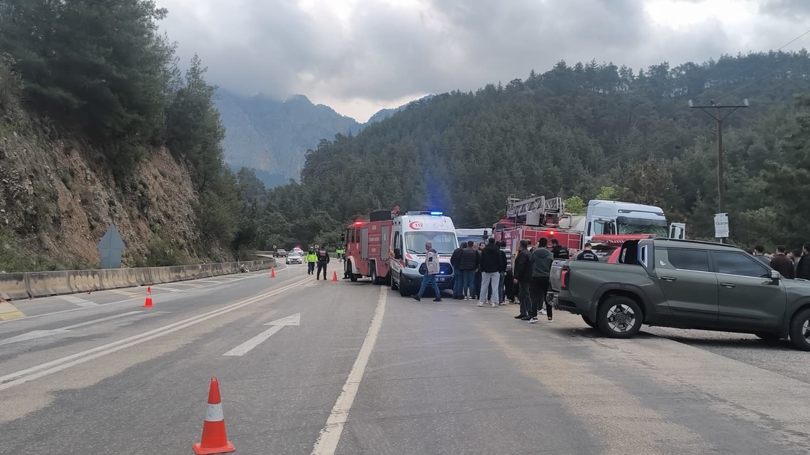 İş dönüşü yaşanan ve 7 kişinin hayatını kaybettiği feci kaza sonrası yol trafiğe açıldı 17 is donusu yasanan ve 7 kisinin hayatini kaybettigi feci kaza sonrasi yol trafige acildi mOfAVtY5