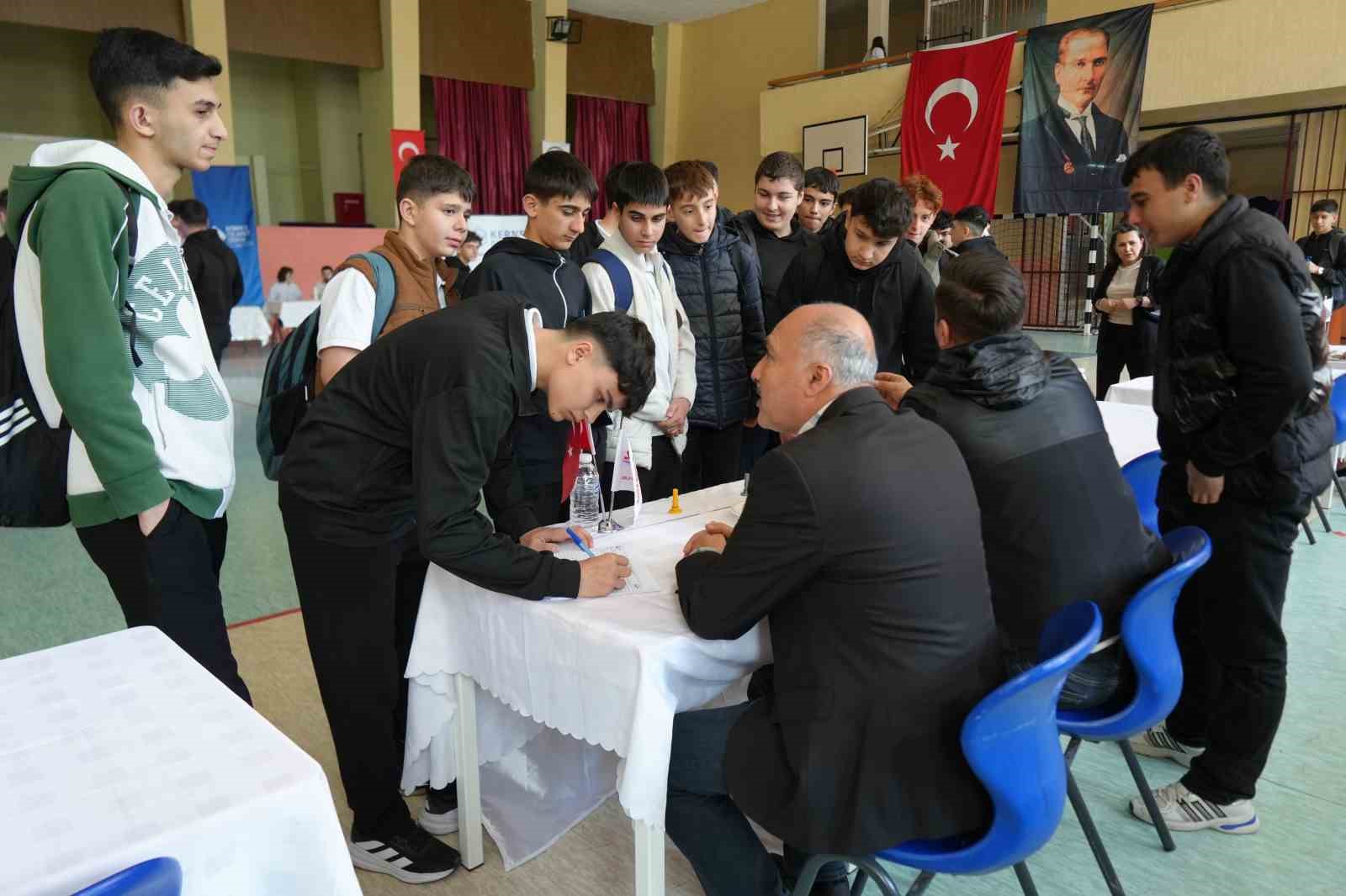 is dunyasinda devir degisti nitelikli personel arayan isveren ogrencinin ayagina gidiyor 1 XYigUcg6