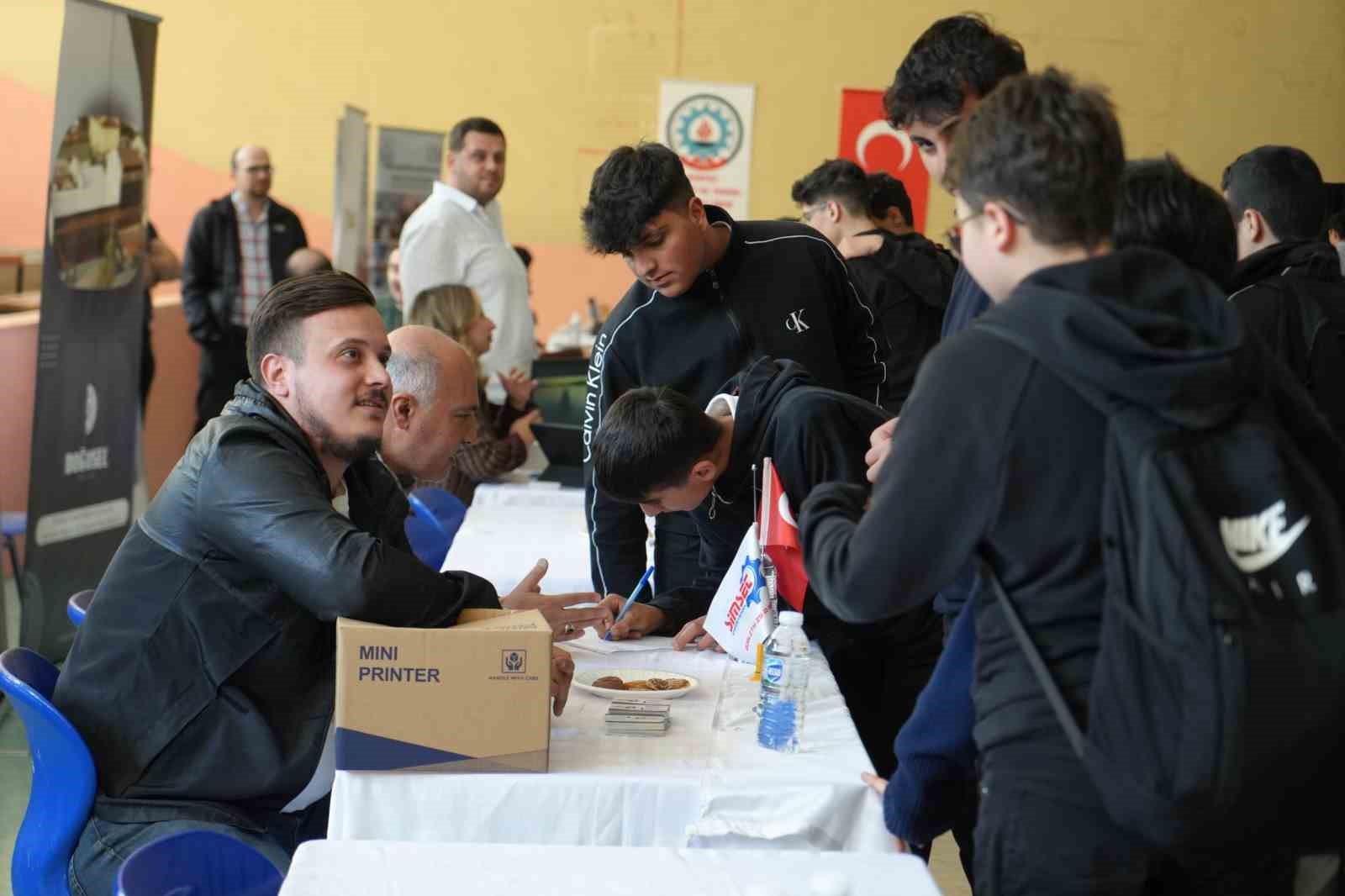 is dunyasinda devir degisti nitelikli personel arayan isveren ogrencinin ayagina gidiyor 2 GQj5lZ7T