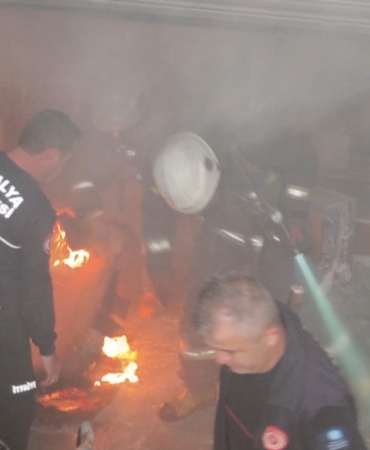 is-haninin-bodrum-katinda-cikan-yangin-korkuttu-Ra48BBrx.jpg