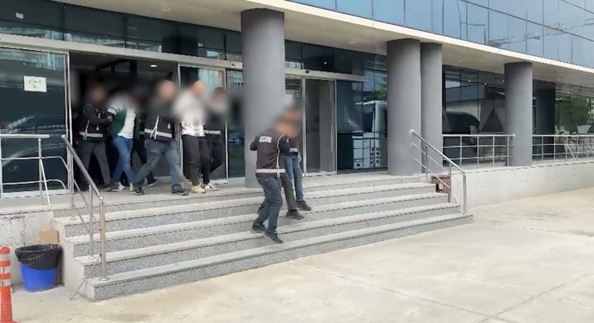 is insanlarina zorla cek imzalattiran sebekeye organize polisinden darbe 2 T2RI3NMF