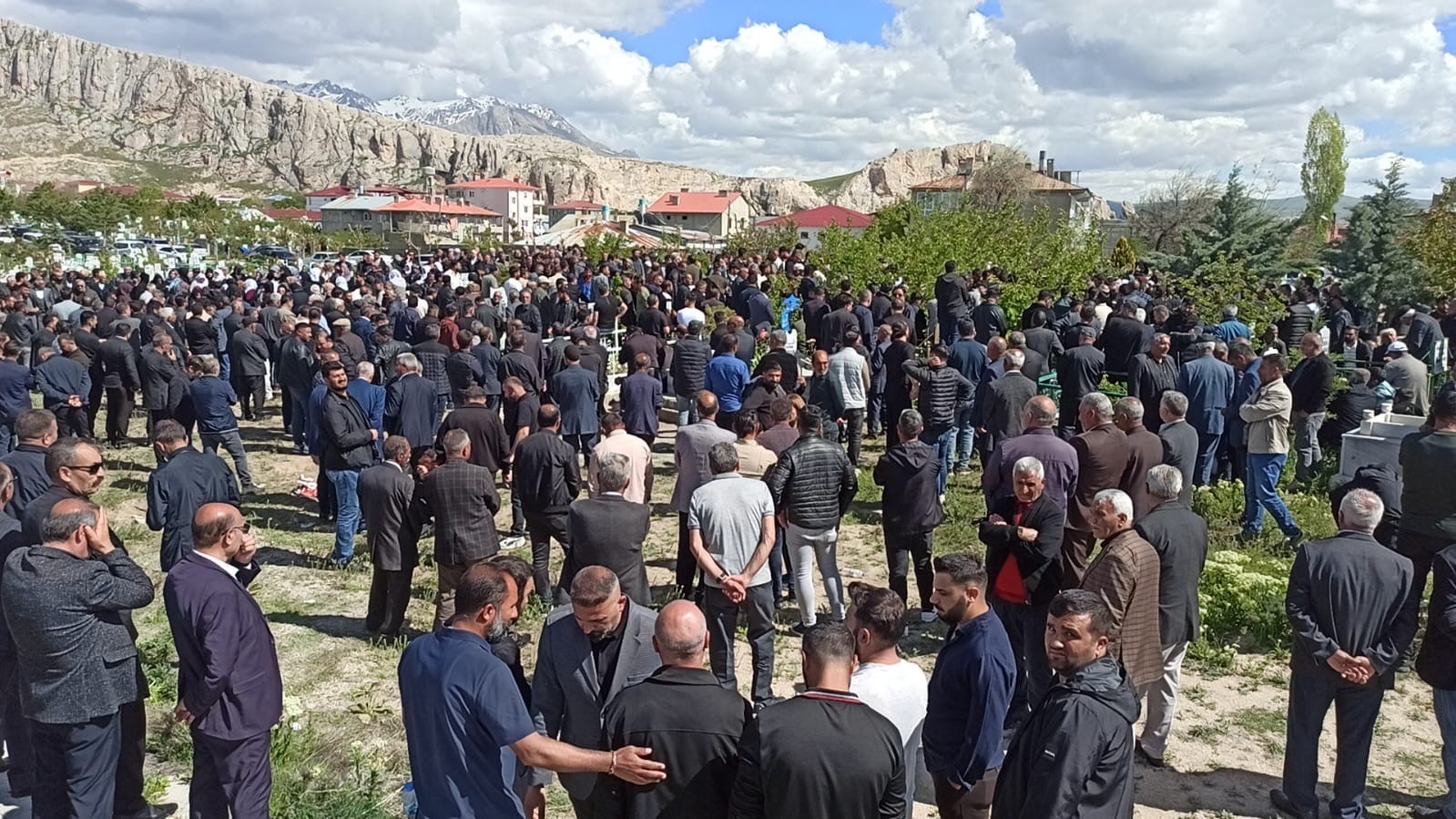 İş kazasında hayatını kaybeden genç toprağa verildi 6 is kazasinda hayatini kaybeden genc topraga verildi 2 SRmeDaCt