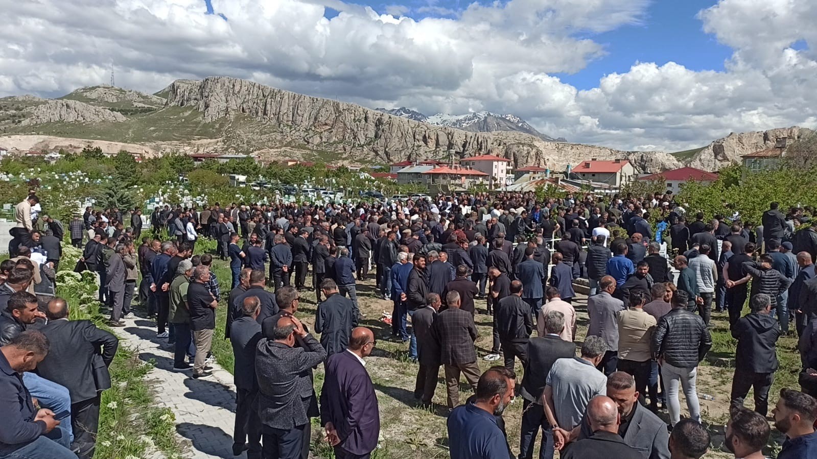 İş kazasında hayatını kaybeden genç toprağa verildi 7 is kazasinda hayatini kaybeden genc topraga verildi 3 AVCXRrHy