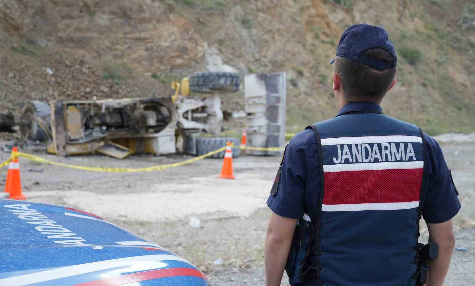 İş makinesi 20 metrelik uçurumdan yuvarlandı: Operatör ağır yaralı 5 is makinesi 20 metrelik ucurumdan yuvarlandi operator agir yarali 1 OsVs4lnO