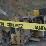 is-makinesi-20-metrelik-ucurumdan-yuvarlandi-operator-agir-yarali-GOM3ZDAX.jpg