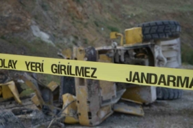 Su borusu patladı, yollar göle döndü 1 thumbnail