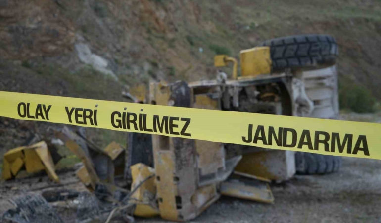 is-makinesi-20-metrelik-ucurumdan-yuvarlandi-operator-agir-yarali-GOM3ZDAX.jpg