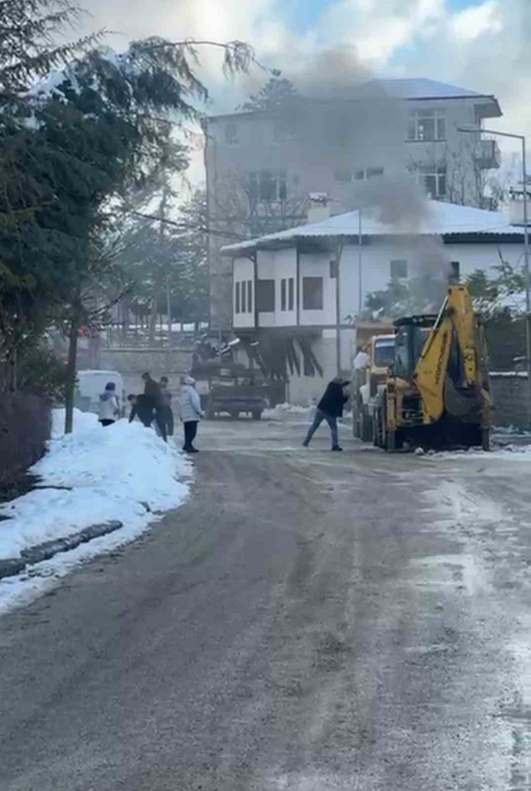 is makinesinde cikan yangini karla sondurmeye calistilar 0 2R99yLfz